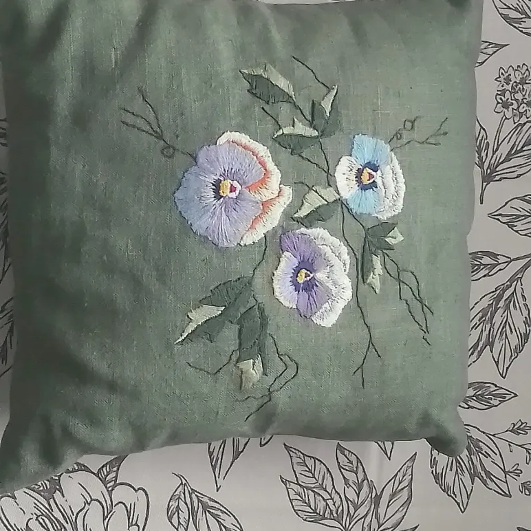 Декоративная подушка с вышивкой